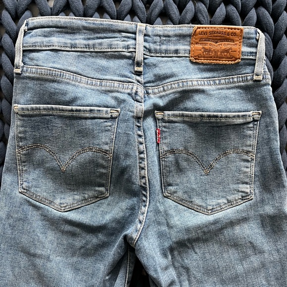 Levi’s 721 High Rise Skinny Jeans - Picture 4 of 6